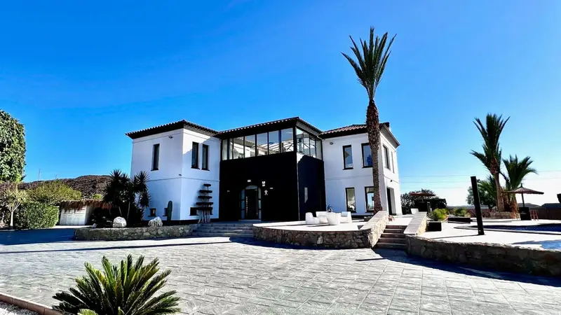 Chalet de Lujo en Venta en Almeria 289m2 3 Dormitorios Piscina Jardin