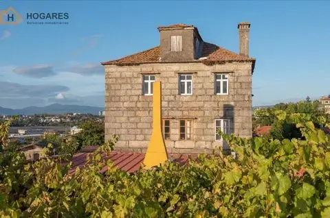 Chalet Coruxo con Vistas Fantásticas y Terreno de 823m2
