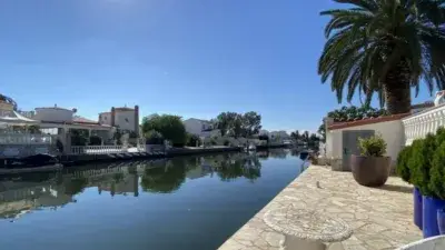 Chalet en venta Empuriabrava con piscina y garaje