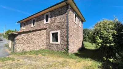 Casa de Piedra en O Pino con Horreo y Amplia Parcela