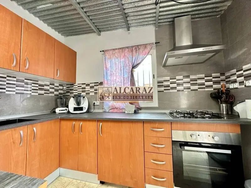 Casa con Terreno y Anexo en Novelda
