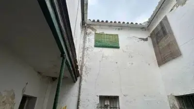 Chalet en venta en Calle de Ramon y Cajal: 273m2, dos viviendas