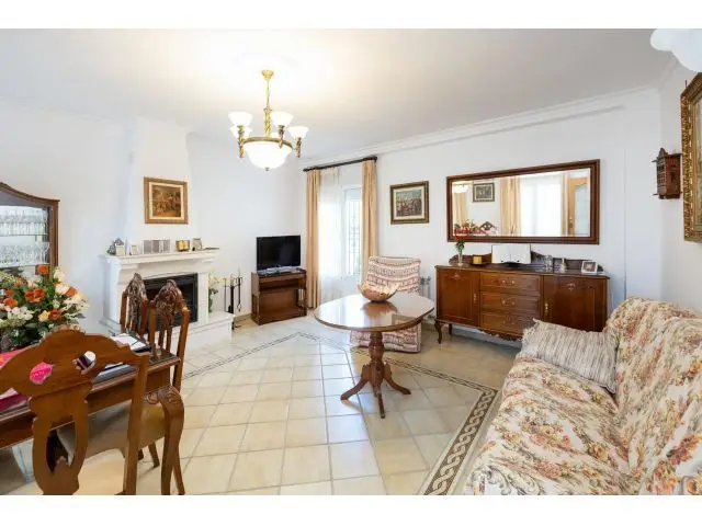 Chalet Independiente en Otura con Piscina y Jardin 800m2
