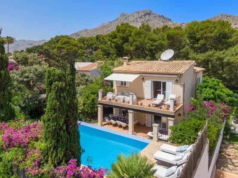 Chalet en Cala San Vicente con Vistas a la Montana y Piscina