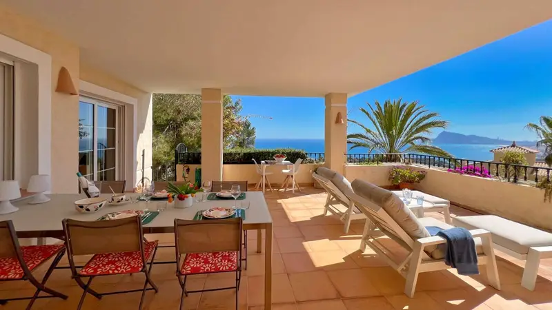 Apartamento en Altea con Vistas al Mar y Jardin Privado