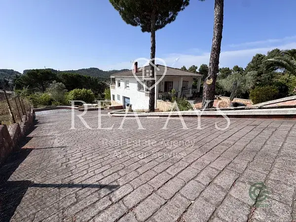 Casa Unifamiliar en Vallirana 3 Dormitorios Jardin y Garaje