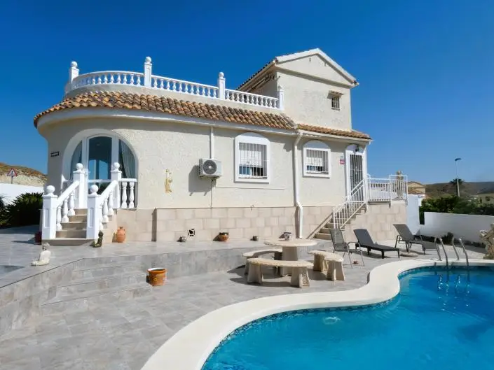 Villa 3 Dormitorios Camposol: Jardin Amplio, Terrazas, Aire Acondicionado
