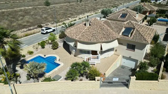 Villa 5 Dormitorios en Venta con Piscina Privada