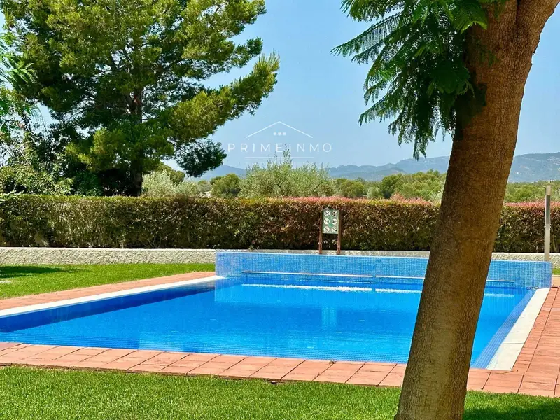 Apartamento en El Perelló con Terraza y Piscina