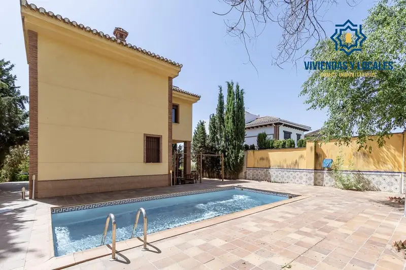 Chalet con Piscina en Cortijo del Aire Albolote