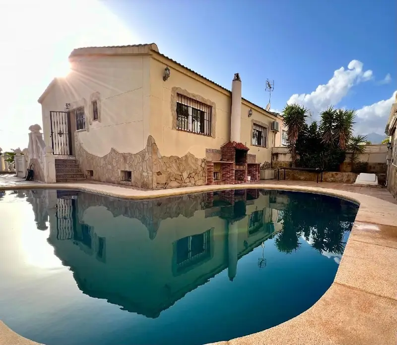 Chalet en Venta La Nucia con Piscina Privada y Vistas