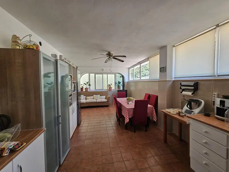 Villa en Manilva con Gran Parcela y Almacén