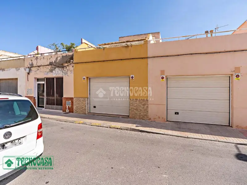 Casa en venta en El Ejido - 4 dormitorios y 2 baños