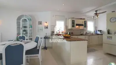 Chalet en Empuriabrava con 3 Viviendas Independientes y Amarre para Barco