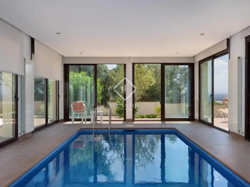 Chalet en venta en Pau Girona 483m2 con piscina cubierta y jardin