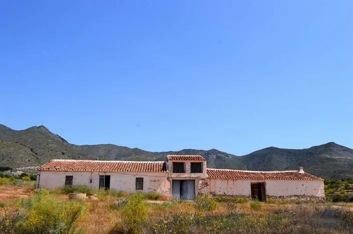 Cortijo de 4 Dormitorios en Venta