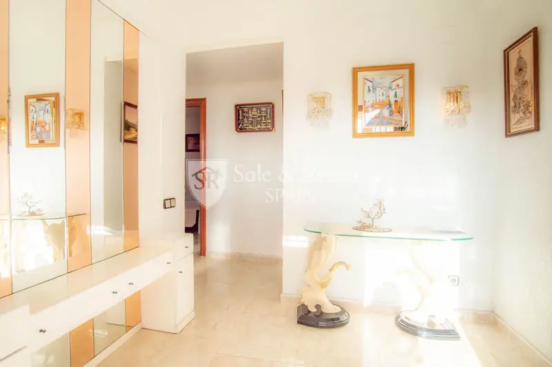 Chalet en Cala Canyelles con Vistas a la Montana y Piscina Privada