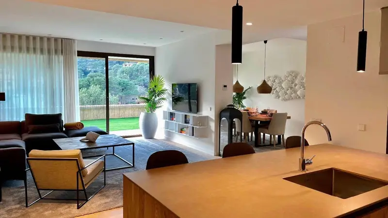 Apartamentos en Venta en Begur Girona: Lujo en Primera Linea de Playa