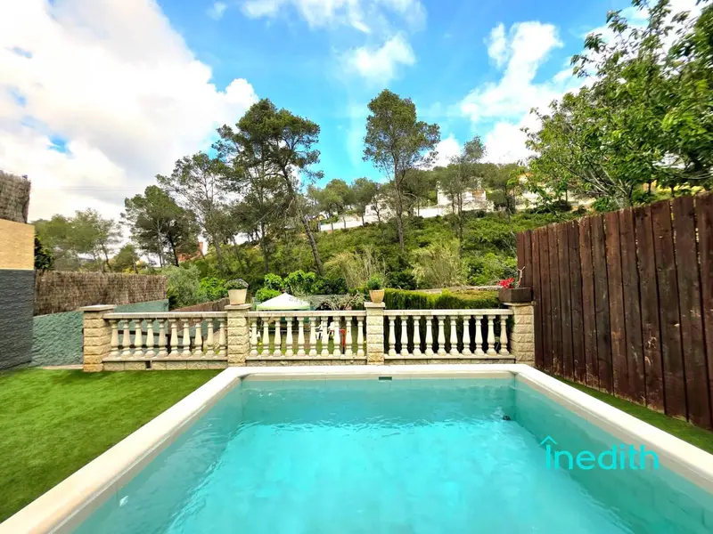 Chalet en venta en Canyelles Barcelona con jardin piscina y barbacoa