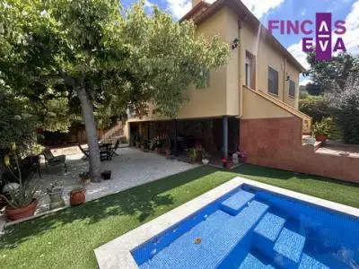Casa con Piscina y Apartamento cerca del centro de la Roca del Vallès