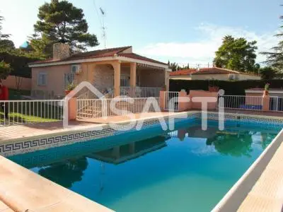 Chalet familiar en Calicanto con piscina y jardin