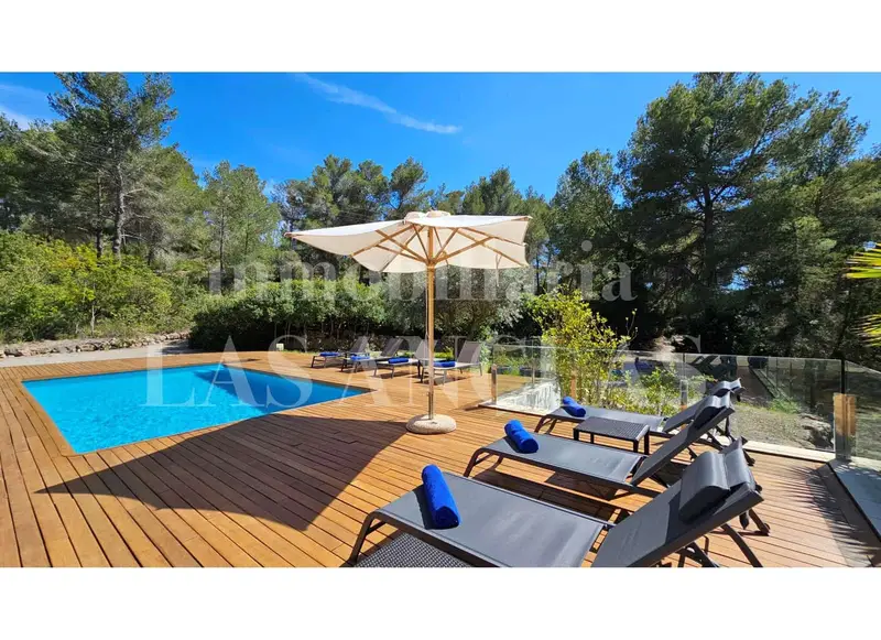 Villa en venta en Jesus Ibiza: Moderna, amplia y con licencia turistica