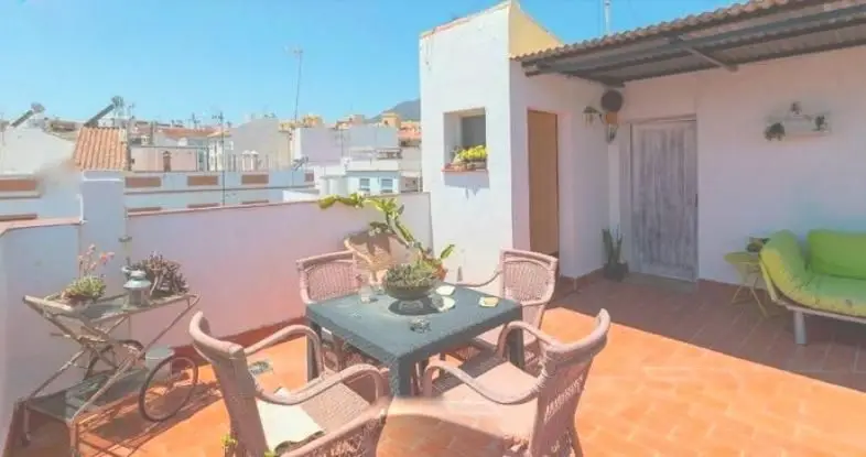 Casa en Centro Estepona con Apartamento Independiente y Azotea