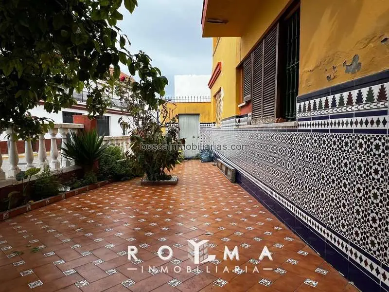 Casa Adosada en Bormujos Centro con Chimenea y Patio