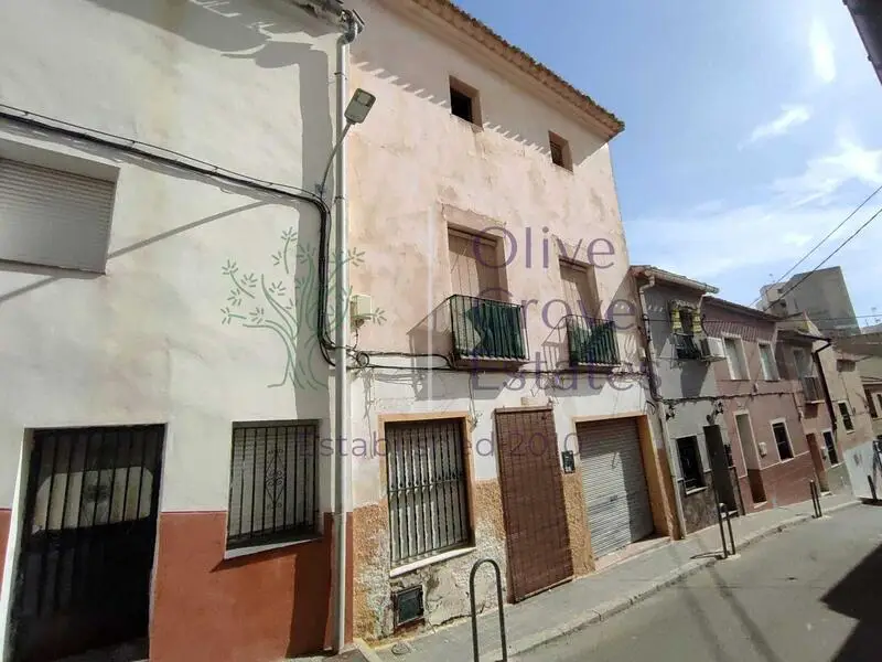 Adosado en Sax Alicante con 4 dormitorios y gran potencial