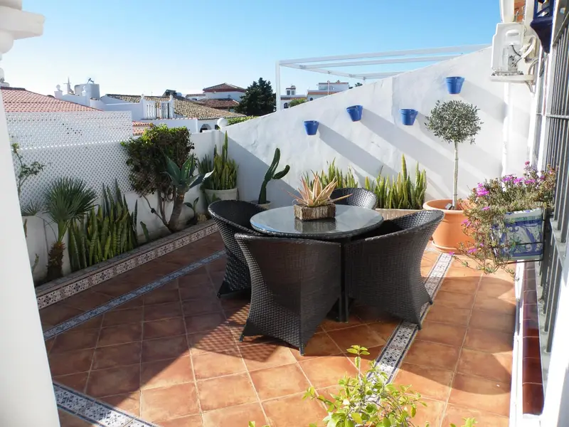 Chalet Adosado en Mijas Costa: 3 Dormitorios, Piscina y Vistas al Mar