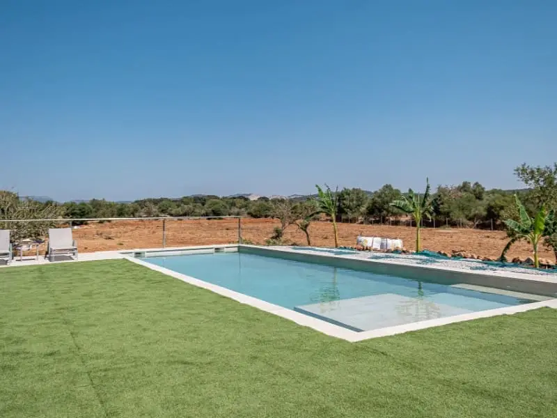 Finca Moderna en Campos Mallorca con Piscina Infinita y Vistas Panorámicas