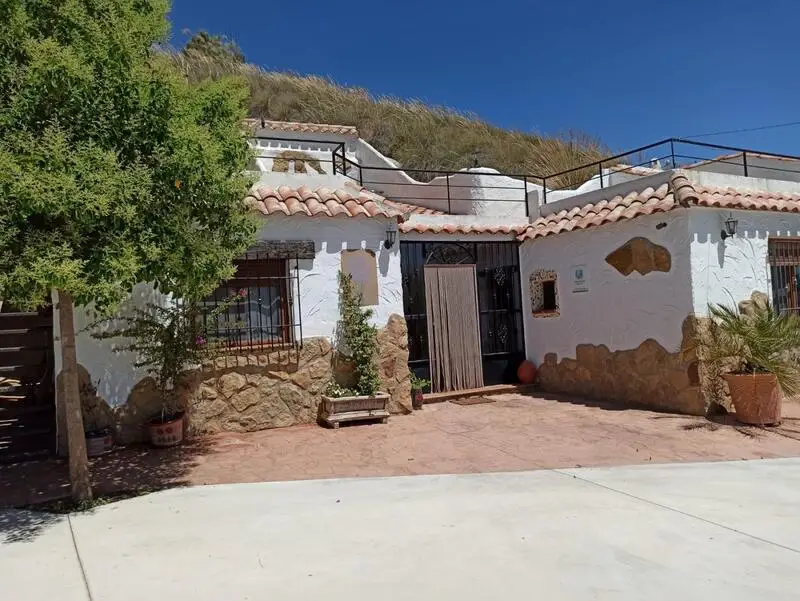 Casa Cueva con 8 habitaciones y 2 piscinas en Fontanar