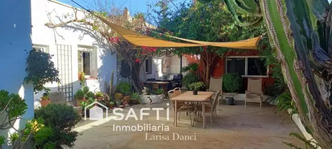Chalet en Delta del Ebro con 5 Dormitorios y Jardin