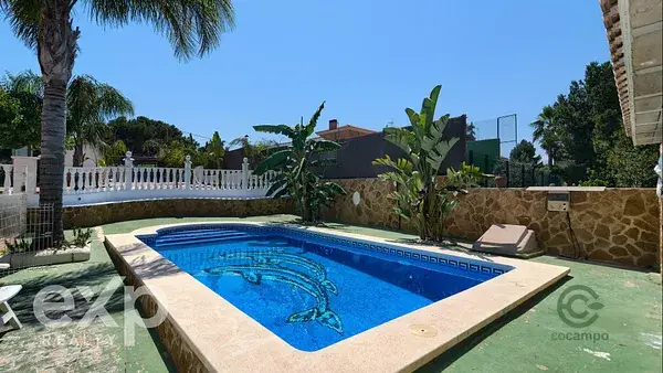 Chalet con Piscina en Urbanizaci	ón Los Lagos Alginet