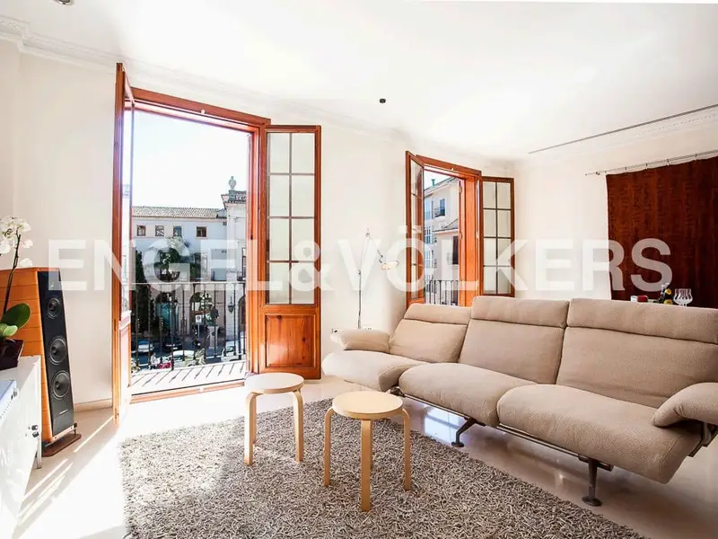 Edificio Singular en Plaza Mayor de Gandia con Oficinas y Vivienda