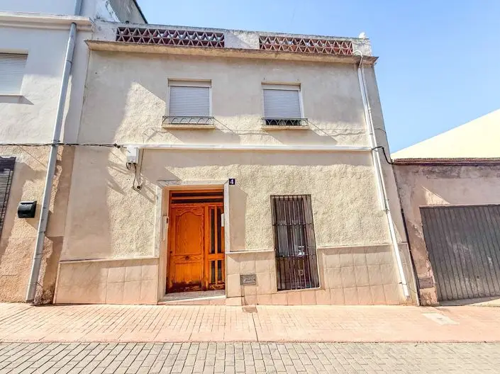 Casa de Pueblo con 3 Dormitorios y 2 Baños en L'Adsubia
