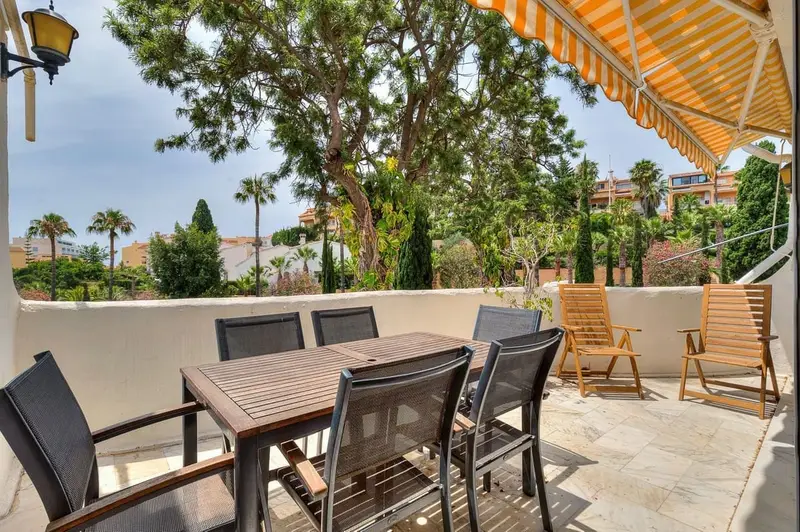 Ático en Benalmádena con Vistas al Mar y Piscina