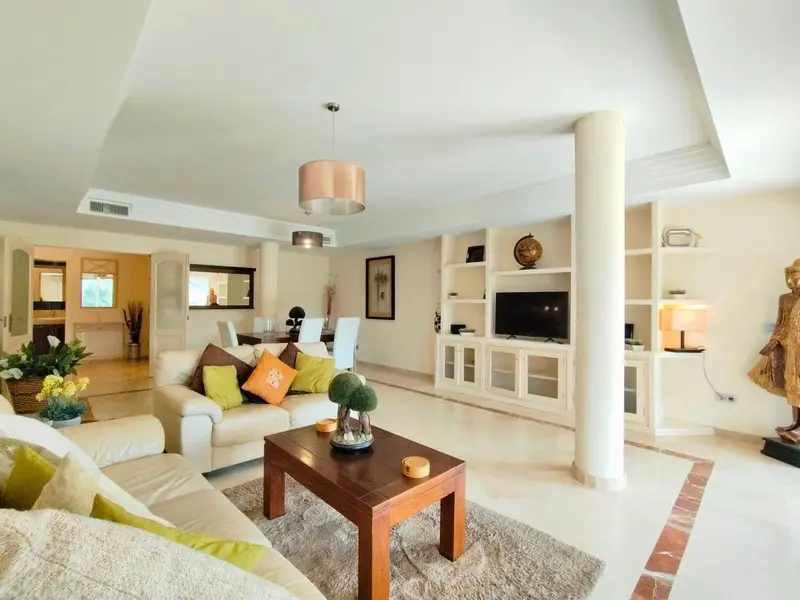 Apartamento en San Roque Club con Jardin Privado