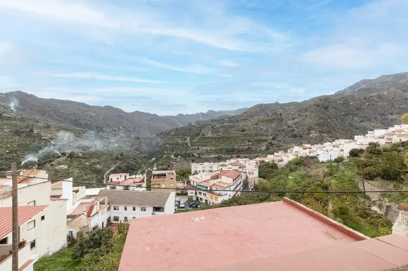 Casa en Otívar con Terraza y Vistas al Valle