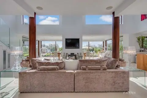 Villa de Lujo en Ibiza con 6 Dormitorios y Piscina Climatizada