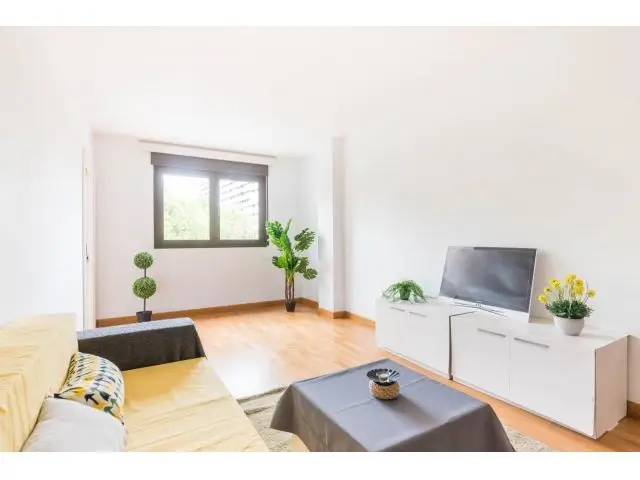 Piso en Juan Carlos I con Garaje y Jardin Cercano