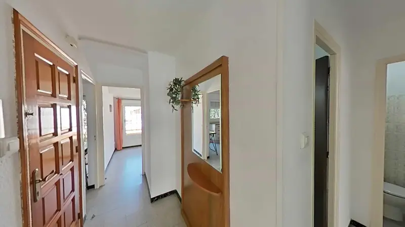 Piso Luminoso en Calella con 3 Habitaciones y Balcón
