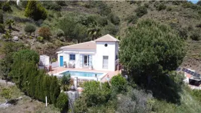 Villa en Sayalonga con Vistas al Mar y Piscina Privada