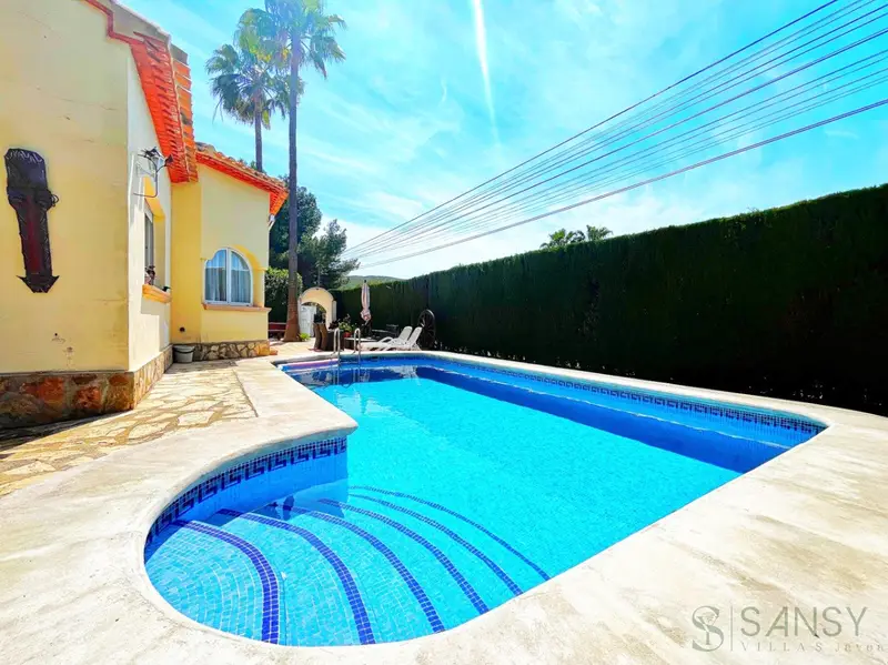 Villa en Jávea con 4 dormitorios y piscina privada ideal inversores y familias