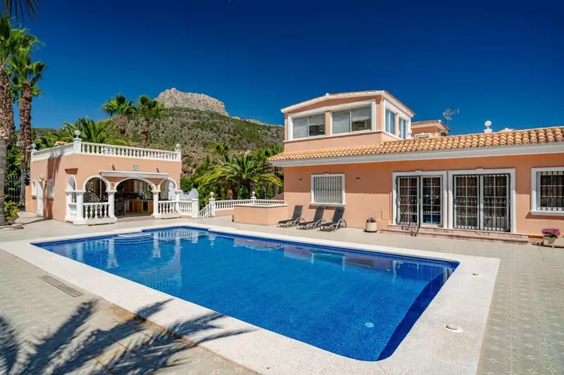 Chalet de Lujo en Calpe con Vistas al Mar y Piscina