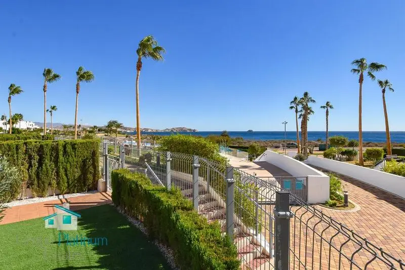 Lujo en Mar de Pulpí: Bajo de 153m² con 3 Dormitorios y Jardín Privado
