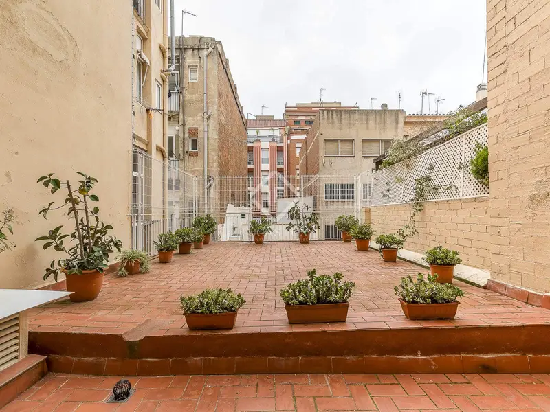 Chalet en venta en Barcelona 261m2 3 dormitorios terraza 60m2 local 118m2