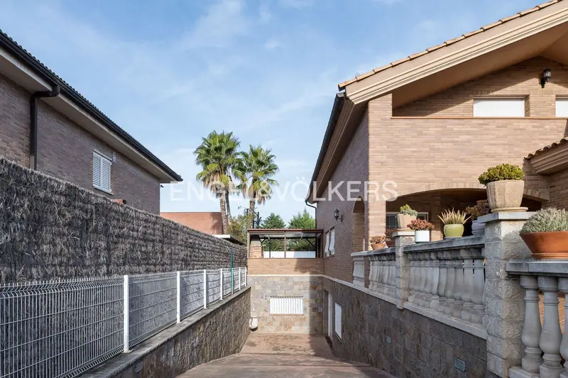 Chalet con Piscina y Vistas en Molins de Rei