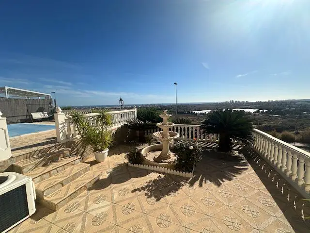 Chalet con Piscina y Vistas al Mar en Bonalba El Campello