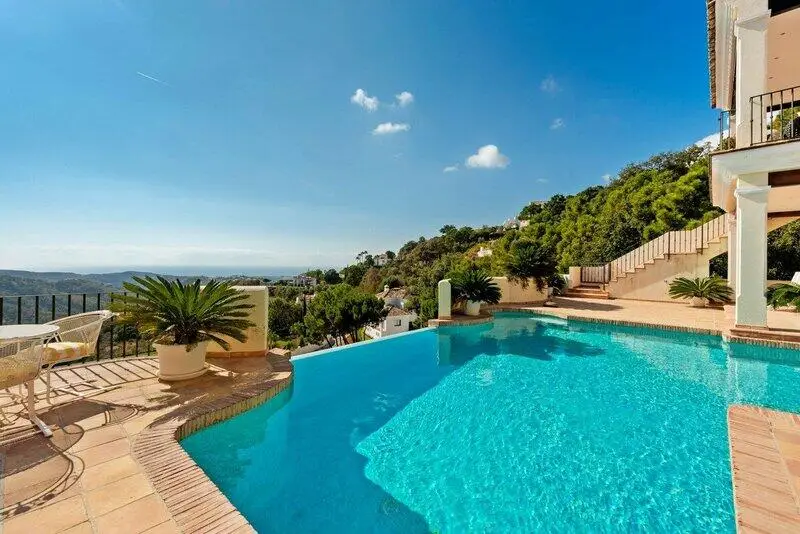 Villa de Lujo en Monte Mayor con Piscina Infinita y Vistas Panorámicas
